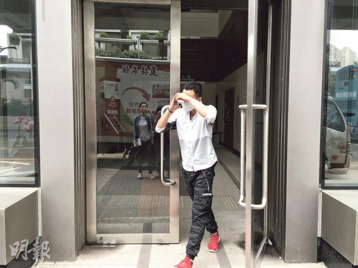 被告陳偉光為受噪音滋擾的鄰居出頭,恐嚇七旬住客稱會鎖閘及放火,昨承認串謀刑事恐嚇等3罪,押後判刑。(梁嘉怡攝) 被告陳偉光為受噪音滋擾的鄰居出頭,恐嚇七旬住客稱會鎖閘及放火,昨承認串謀刑事恐嚇等3罪,押後判刑。(梁嘉怡攝)