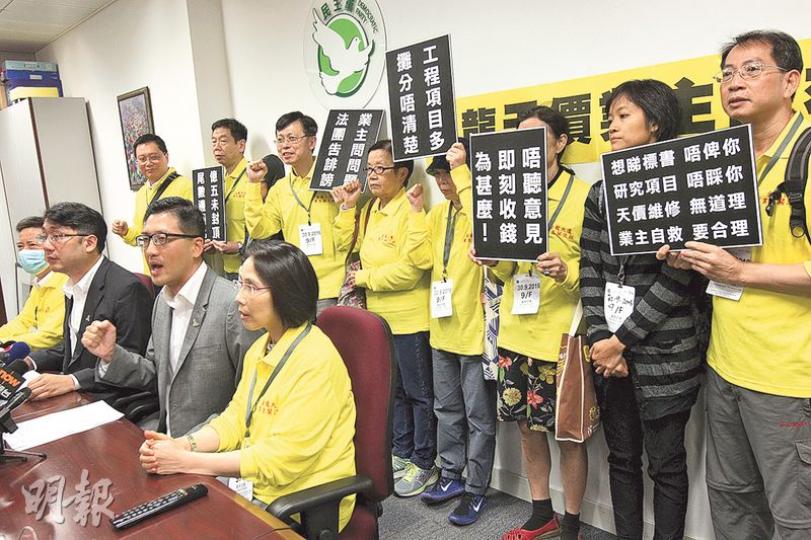 協助金龍大廈業主的全港業主反貪腐反圍標大聯盟發言人林卓廷(前右二)與一班小業主召開記者會,要求法團釐清維修費的攤分方法,及解釋估價與中標價差距大的原因。(李紹昌攝)爆出1.5億元「天價」維修工程費的金龍大廈位於天后,記者昨到現場觀察,見大廈白色牆身已開始泛黃。(鄧宗弘攝) 協助金龍大廈業主的全港業主反貪腐反圍標大聯盟發言人林卓廷(前右二)與一班小業主召開記者會,要求法團釐清維修費的攤分方法,及解釋估價與中標價差距大的原因。(李紹昌攝)爆出1.5億元「天價」維修工程費的金龍大廈位於天后,記者昨到現場觀察,見大廈白色牆身已開始泛黃。(鄧宗弘攝)