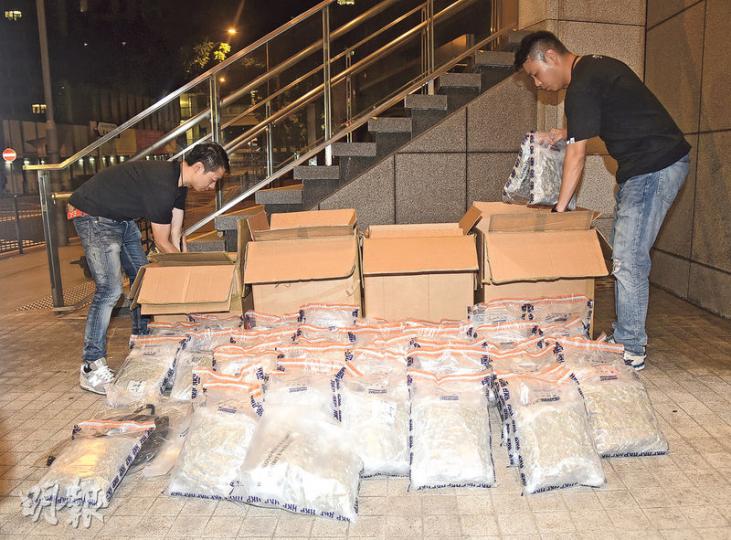 警方檢獲的56.5公斤大麻花,市值約1237萬元,正調查來源及分銷地點,暫不排除是以本港為分銷目標。(蔡方山攝)被捕28歲疑犯被黑布蒙頭及戴上手銬押返警署扣查,警方正追緝販毒集團主腦及同黨。(蔡方山攝) 警方檢獲的56.5公斤大麻花,市值約1237萬元,正調查來源及分銷地點,暫不排除是以本港為分銷目標。(蔡方山攝)被捕28歲疑犯被黑布蒙頭及戴上手銬押返警署扣查,警方正追緝販毒集團主腦及同黨。(蔡方山攝)