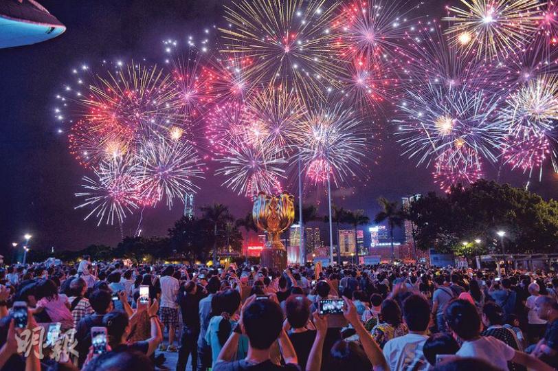維多利亞港昨舉行國慶煙花匯演,慶祝中華人民共和國成立67周年,警方表示,昨晚最高峰時有逾28萬人在港島及九龍觀賞煙花。23,888枚煙花在維港上空分8幕發放,歷時23分鐘。(鍾林枝攝) 維多利亞港昨舉行國慶煙花匯演,慶祝中華人民共和國成立67周年,警方表示,昨晚最高峰時有逾28萬人在港島及九龍觀賞煙花。23,888枚煙花在維港上空分8幕發放,歷時23分鐘。(鍾林枝攝)