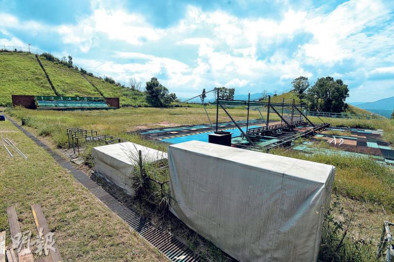 本報上周六(9月24日)到香港義勇軍射擊運動協會位於文錦渡桌山配水庫上蓋的靶場視察,現場空曠,有多項設施供會員練槍。(楊柏賢攝) 本報上周六(9月24日)到香港義勇軍射擊運動協會位於文錦渡桌山配水庫上蓋的靶場視察,現場空曠,有多項設施供會員練槍。(楊柏賢攝)