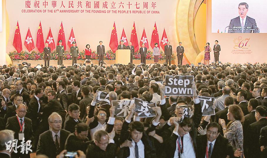 獲邀出席國慶酒會的多名民主黨立法會議員,包括涂謹申、鄺俊宇、林卓廷等昨日在特首梁振英上台致辭時,突高舉「梁振英下台」標語抗議,被多名保安攔截及帶離場。(李紹昌攝)民主黨多名立法會議員及區議員在酒會上抗議,高叫「梁振英下台」,該黨中西區區議員吳兆康躺在地上被保安拖走。(李紹昌攝) 獲邀出席國慶酒會的多名民主黨立法會議員,包括涂謹申、鄺俊宇、林卓廷等昨日在特首梁振英上台致辭時,突高舉「梁振英下台」標語抗議,被多名保安攔截及帶離場。(李紹昌攝)民主黨多名立法會議員及區議員在酒會上抗議,高叫「梁振英下台」,該黨中西區區議員吳兆康躺在地上被保安拖走。(李紹昌攝)