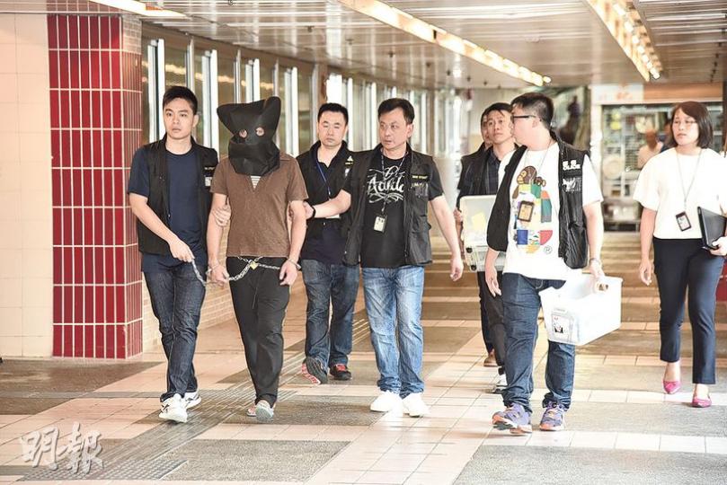 涉及8日內4宗便利店持刀劫案被捕的疑犯(左二),昨午由探員黑布蒙頭押到其曾經犯案的沙田新田圍邨商場4樓平台7-Eleven便利店作案情重組。(鍾炳然攝) 涉及8日內4宗便利店持刀劫案被捕的疑犯(左二),昨午由探員黑布蒙頭押到其曾經犯案的沙田新田圍邨商場4樓平台7-Eleven便利店作案情重組。(鍾炳然攝)