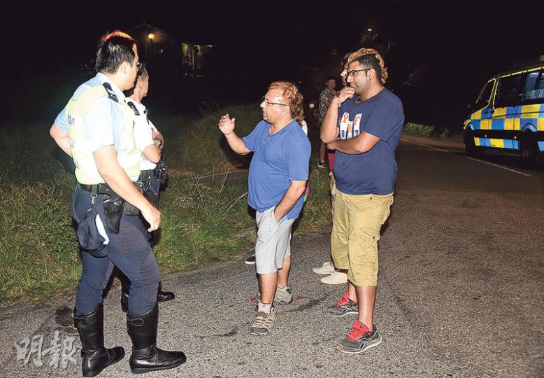 警方設路障發現一輛豐田Chaser懷疑非法改裝需扣查時,巴基斯坦裔車主(右二)及司機(右一)感到不滿,一度與警員理論。(蔡方山攝)警方反非法賽車行動中,在馬閃排路截獲懷疑非法改裝的一輛本田思域(前)及一輛豐田小福星(白色)私家車,拖走作進一步檢驗。(蔡方山攝) 警方設路障發現一輛豐田Chaser懷疑非法改裝需扣查時,巴基斯坦裔車主(右二)及司機(右一)感到不滿,一度與警員理論。(蔡方山攝)警方反非法賽車行動中,在馬閃排路截獲懷疑非法改裝的一輛本田思域(前)及一輛豐田小福星(白色)私家車,拖走作進一步檢驗。(蔡方山攝)