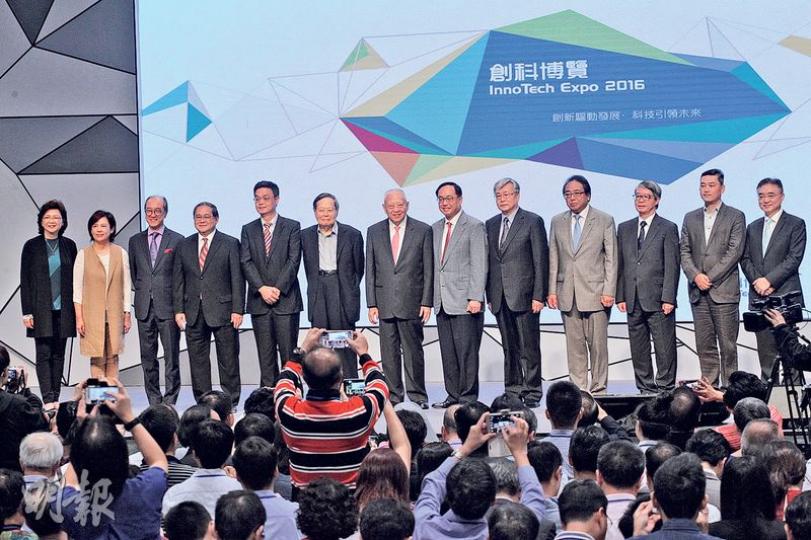 團結香港基金主辦的創科博覽昨日閉幕,共吸引逾6萬人次進場。年逾九十的諾貝爾物理學獎得主楊振寧(左六)、團結香港基金主席董建華(左七)、創科局長楊偉雄(左八)、港科院創院院長徐立之(右四)、科大校長陳繁昌(左三)均有出席閉幕禮。(李紹昌攝) 團結香港基金主辦的創科博覽昨日閉幕,共吸引逾6萬人次進場。年逾九十的諾貝爾物理學獎得主楊振寧(左六)、團結香港基金主席董建華(左七)、創科局長楊偉雄(左八)、港科院創院院長徐立之(右四)、科大校長陳繁昌(左三)均有出席閉幕禮。(李紹昌攝)