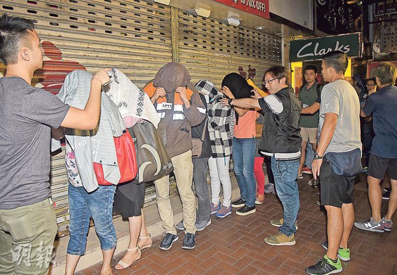 黑幫和勝和兩個位於荃灣的非法麻將館被搗破,共50人被捕,全部押返警署調查。(蔡方山攝) 黑幫和勝和兩個位於荃灣的非法麻將館被搗破,共50人被捕,全部押返警署調查。(蔡方山攝)