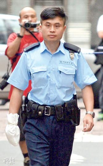 其中一名開槍警員朱昌昌,人稱「昌昌」,據悉他加入警隊17年,主要負責前線工作,曾擔任特遣隊和特別職務隊人員,現為衝鋒隊成員。案發後其右手被套上紙袋,好讓鑑證人員取走其手上的火藥粉殘餘物。(鍾林枝攝)警方機動部隊人員於案發後在現場一字排開,地氈式搜索證物,包括兇刀和彈頭等。(鍾林枝攝)兩警員向兩疑犯連開4槍,其中兩槍的彈頭遺留犯人體內。警方昨在案發現場尋回1粒彈頭。(鍾林枝攝)警方鑑證科人員到場調查,檢走兩名開槍警員的佩槍作進一步化驗。(鍾林枝攝) 其中一名開槍警員朱昌昌,人稱「昌昌」,據悉他加入警隊17年,主要負責前線工作,曾擔任特遣隊和特別職務隊人員,現為衝鋒隊成員。案發後其右手被套上紙袋,好讓鑑證人員取走其手上的火藥粉殘餘物。(鍾林枝攝)警方機動部隊人員於案發後在現場一字排開,地氈式搜索證物,包括兇刀和彈頭等。(鍾林枝攝)兩警員向兩疑犯連開4槍,其中兩槍的彈頭遺留犯人體內。警方昨在案發現場尋回1粒彈頭。(鍾林枝攝)警方鑑證科人員到場調查,檢走兩名開槍警員的佩槍作進一步化驗。(鍾林枝攝)