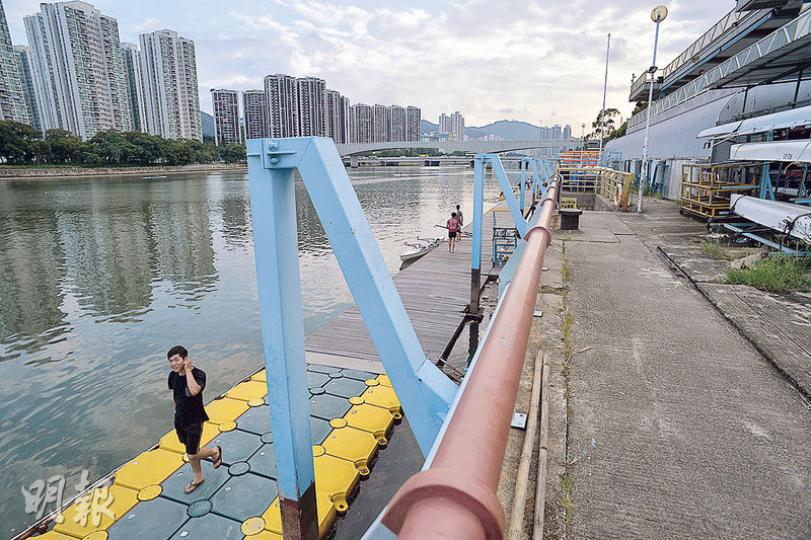 中國香港賽艇協會於2012年起霸佔沙田賽艇中心毗鄰官地,設置斜道及浮箱,遭地政總署警告後,協會提出短期租約申請,要求保留相關設施,署方稱仍在處理相關申請。記者昨日到場時發現斜道及浮箱仍未拆除,不時有人上落。(蘇智鑫攝) 中國香港賽艇協會於2012年起霸佔沙田賽艇中心毗鄰官地,設置斜道及浮箱,遭地政總署警告後,協會提出短期租約申請,要求保留相關設施,署方稱仍在處理相關申請。記者昨日到場時發現斜道及浮箱仍未拆除,不時有人上落。(蘇智鑫攝)