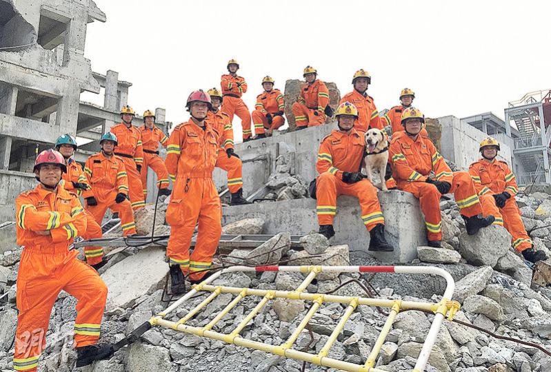 成立7年的消防坍塌搜救專隊,現有包括消防、救護及工程人員共168人,圖為他們在將軍澳的消防及救護學院坍塌搜救專隊訓練場準備訓練。(利君雅攝) 成立7年的消防坍塌搜救專隊,現有包括消防、救護及工程人員共168人,圖為他們在將軍澳的消防及救護學院坍塌搜救專隊訓練場準備訓練。(利君雅攝)