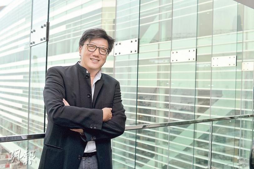徐騰是今年亞洲建築師協會大會主題講者之一,曾任福斯特建築事務所香港辦事處總監,領導本港新機場項目,被問及有否需要興建三跑及擴建二號客運大樓,他說本港機場的高效率是其價值所在,有需要擴建。(鍾林枝攝) 徐騰是今年亞洲建築師協會大會主題講者之一,曾任福斯特建築事務所香港辦事處總監,領導本港新機場項目,被問及有否需要興建三跑及擴建二號客運大樓,他說本港機場的高效率是其價值所在,有需要擴建。(鍾林枝攝)