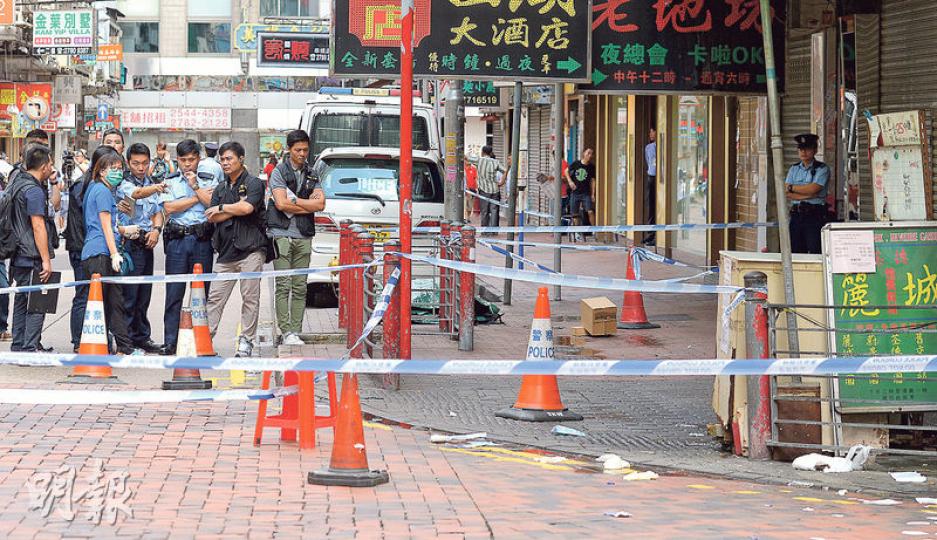 案發後,警方昨早一度封鎖油麻地白加士街及南京街交界案發現場近6小時調查,直至昨午2時許始解封。圖為兩名開槍警員朱昌昌(左方右三)及鄧智溢(左方右四)向調查人員講述事件經過。(鍾林枝攝)警方於案發現場檢獲兩把牛肉刀。(賴俊傑攝) 案發後,警方昨早一度封鎖油麻地白加士街及南京街交界案發現場近6小時調查,直至昨午2時許始解封。圖為兩名開槍警員朱昌昌(左方右三)及鄧智溢(左方右四)向調查人員講述事件經過。(鍾林枝攝)警方於案發現場檢獲兩把牛肉刀。(賴俊傑攝)