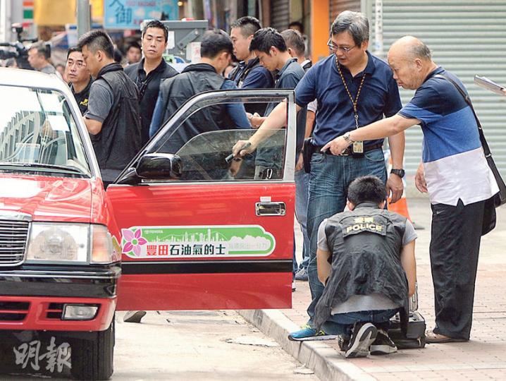 警方一度扣留曾接載中槍疑犯之的士,檢取指模,並要的士司機(右一)在場助查。(賴俊傑攝) 警方一度扣留曾接載中槍疑犯之的士,檢取指模,並要的士司機(右一)在場助查。(賴俊傑攝)