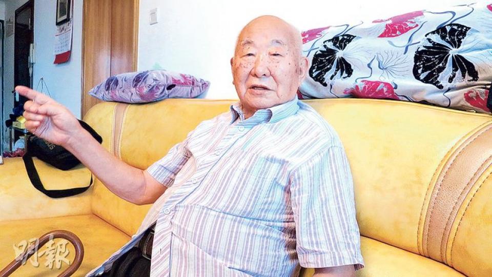今年89歲的李德才說起40年前懷仁堂事變,稱「當時葉帥是起決定性作用,華國鋒都聽他的」。(李泉攝)葉劍英(前左三)1980年代南下廣東,與李德才(右三)等曾經的身邊人會面並拍照。(李泉攝) 今年89歲的李德才說起40年前懷仁堂事變,稱「當時葉帥是起決定性作用,華國鋒都聽他的」。(李泉攝)葉劍英(前左三)1980年代南下廣東,與李德才(右三)等曾經的身邊人會面並拍照。(李泉攝)