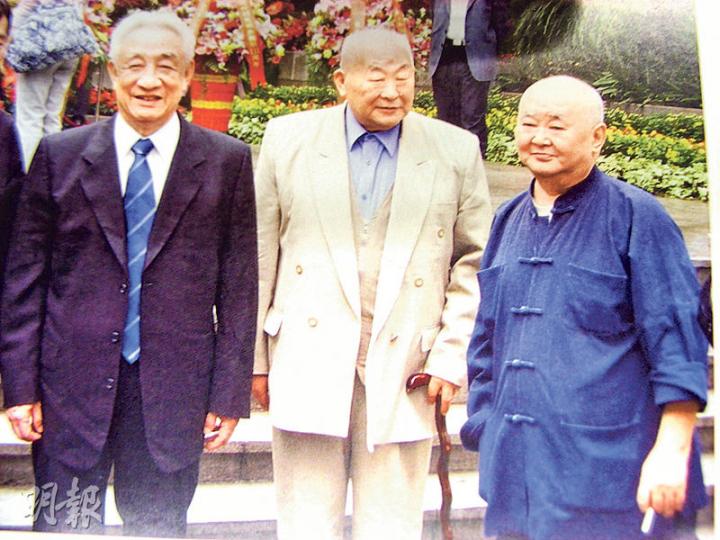 李德才離任警衛長後仍與葉家保持來往。圖為李德才(中)與葉劍英次子葉選寧(右)及曾任人大副委員長的葉劍英女婿鄒家華(左)合照。(李泉攝) 李德才離任警衛長後仍與葉家保持來往。圖為李德才(中)與葉劍英次子葉選寧(右)及曾任人大副委員長的葉劍英女婿鄒家華(左)合照。(李泉攝)