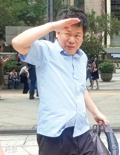 被告謝遠森(上圖)昨否認有意圖而傷人罪受審。控方指謝與事主王凱文(下圖)曾起衝突,其間以摺刀刺向事主左臂。(鄧力行攝) 被告謝遠森(上圖)昨否認有意圖而傷人罪受審。控方指謝與事主王凱文(下圖)曾起衝突,其間以摺刀刺向事主左臂。(鄧力行攝)
