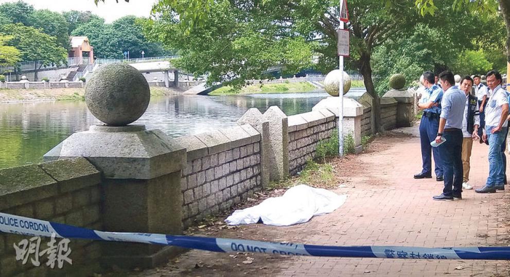老婦浮屍天瑞邨對開河道被撈起。(林智傑攝) 老婦浮屍天瑞邨對開河道被撈起。(林智傑攝)