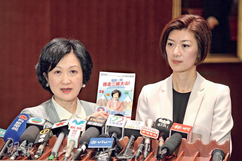 新民黨昨日與特首梁振英會面,就明年公布的《施政報告》提供意見,黨主席葉劉淑儀(左)說,會上有向特首提及自己的立法會選舉政綱,包括成立「土地發展局」、處理強積金對冲等問題,又要求他在施政報告交代重啟政改、處理「港獨」思潮的方案。右為容海恩。(鍾林枝攝) 新民黨昨日與特首梁振英會面,就明年公布的《施政報告》提供意見,黨主席葉劉淑儀(左)說,會上有向特首提及自己的立法會選舉政綱,包括成立「土地發展局」、處理強積金對冲等問題,又要求他在施政報告交代重啟政改、處理「港獨」思潮的方案。右為容海恩。(鍾林枝攝)