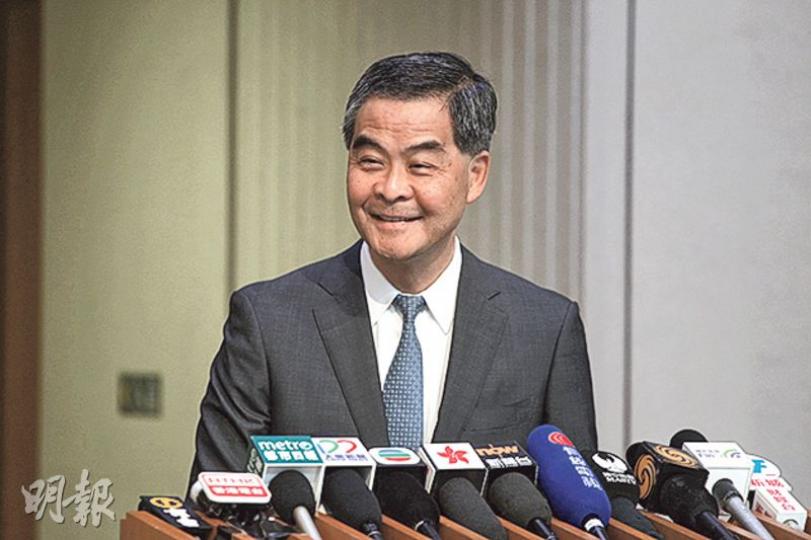 特首梁振英昨日出席行政會議前,被問及向《蘋果日報》發律師信,但另有傳媒形容他是「亂港四人幫」,就會否再向其他傳媒發律師信,梁振英稱「這些事情當然要看它的影響,影響重大的需要澄清」。(李紹昌攝) 特首梁振英昨日出席行政會議前,被問及向《蘋果日報》發律師信,但另有傳媒形容他是「亂港四人幫」,就會否再向其他傳媒發律師信,梁振英稱「這些事情當然要看它的影響,影響重大的需要澄清」。(李紹昌攝)