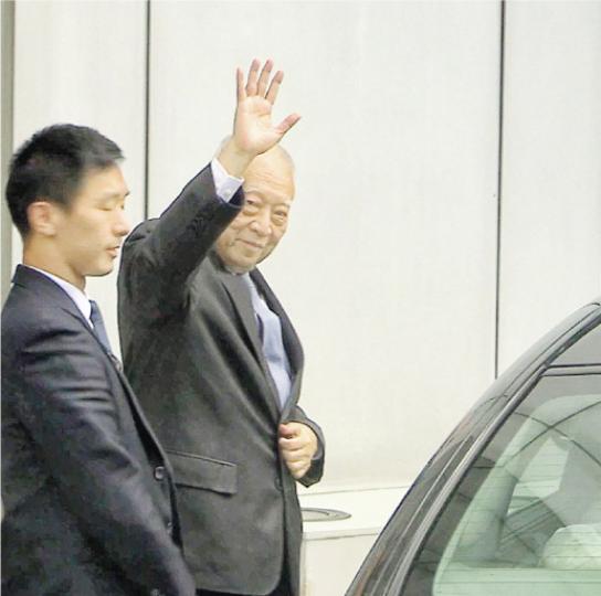 前特首董建華(右)昨以全國政協副主席身分到中聯辦主持政協會議,談及政協界別的選委會事宜,又鼓勵大家積極參與,在不同界別參選,他會前向等候傳媒揮手,未有回應提問。(楊凱力攝)全國政協常委陳永棋(左)昨在出席政協會議後表示,董建華會上並無表態或呼籲選委要支持哪人出任下屆特首。被問到個人現時支持誰出任下屆特首時,他回應稱「我無立場,完全未決定」。(鍾林枝攝) 前特首董建華(右)昨以全國政協副主席身分到中聯辦主持政協會議,談及政協界別的選委會事宜,又鼓勵大家積極參與,在不同界別參選,他會前向等候傳媒揮手,未有回應提問。(楊凱力攝)全國政協常委陳永棋(左)昨在出席政協會議後表示,董建華會上並無表態或呼籲選委要支持哪人出任下屆特首。被問到個人現時支持誰出任下屆特首時,他回應稱「我無立場,完全未決定」。(鍾林枝攝)