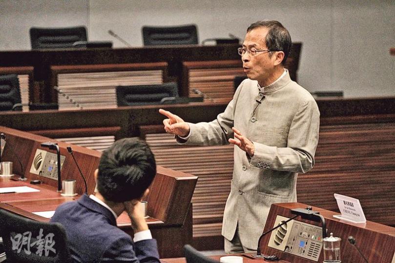 前立法會主席曾鈺成返立法會同新任議員分享經驗,他其後被問及梁君彥作為功能界別議員是否合適擔任主席,他指自己當初做主席都不敢說得到大部分議員支持,需要「投入角色」後再建立互信。(李紹昌攝)出任下屆立法會主席呼聲甚高的經民聯梁君彥(右),昨日跟新丁一起出席曾鈺成的分享會,要求曾鈺成為他平反,指自己從未剪過布,不應被指作風強硬。(李紹昌攝) 前立法會主席曾鈺成返立法會同新任議員分享經驗,他其後被問及梁君彥作為功能界別議員是否合適擔任主席,他指自己當初做主席都不敢說得到大部分議員支持,需要「投入角色」後再建立互信。(李紹昌攝)出任下屆立法會主席呼聲甚高的經民聯梁君彥(右),昨日跟新丁一起出席曾鈺成的分享會,要求曾鈺成為他平反,指自己從未剪過布,不應被指作風強硬。(李紹昌攝)