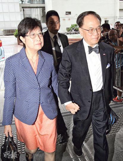 被控兩項公職人員行為失當罪的前特首曾蔭權(右)昨面露微笑,與妻子曾鮑笑薇(左)手拖手抵達高等法院應訊。(李紹昌攝) 被控兩項公職人員行為失當罪的前特首曾蔭權(右)昨面露微笑,與妻子曾鮑笑薇(左)手拖手抵達高等法院應訊。(李紹昌攝)