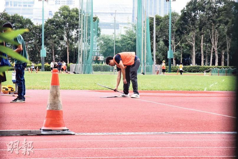 東華三院張明添中學昨在灣仔運動場舉行陸運會,其間一名中六男生在擲標槍時不慎跌倒,左眼角遭標槍尾擦傷送院。事後教職員撿走肇事標槍。(林智傑攝) 東華三院張明添中學昨在灣仔運動場舉行陸運會,其間一名中六男生在擲標槍時不慎跌倒,左眼角遭標槍尾擦傷送院。事後教職員撿走肇事標槍。(林智傑攝)