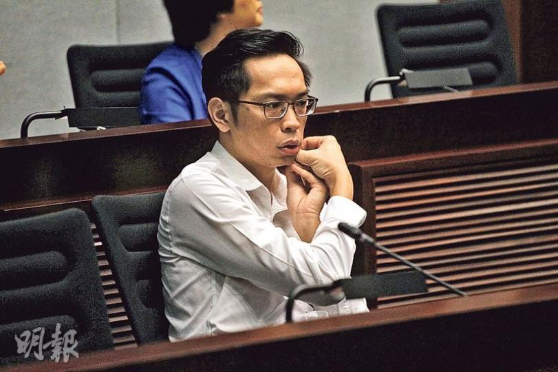 工聯會勞工界議員陸頌雄噚日出席立法會前主席曾鈺成嘅分享會時,不時用雙手搲面,唔知係唧緊暗瘡定搣鬚根。(李紹昌攝)陸頌雄搲完面後,又不時喺度搣手指,唔知佢到底欣賞緊啲咩呢?(李紹昌攝) 工聯會勞工界議員陸頌雄噚日出席立法會前主席曾鈺成嘅分享會時,不時用雙手搲面,唔知係唧緊暗瘡定搣鬚根。(李紹昌攝)陸頌雄搲完面後,又不時喺度搣手指,唔知佢到底欣賞緊啲咩呢?(李紹昌攝)