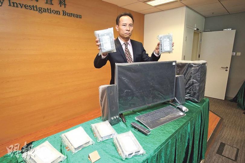 海關版權及商標調查科版權及商標調查(行動)課監督方永佳(圖)展示在目標單位檢獲的電腦及6個硬碟機,當中儲存中、港、日、韓、台合共逾萬集電視劇。(伍浦鋒攝) 海關版權及商標調查科版權及商標調查(行動)課監督方永佳(圖)展示在目標單位檢獲的電腦及6個硬碟機,當中儲存中、港、日、韓、台合共逾萬集電視劇。(伍浦鋒攝)