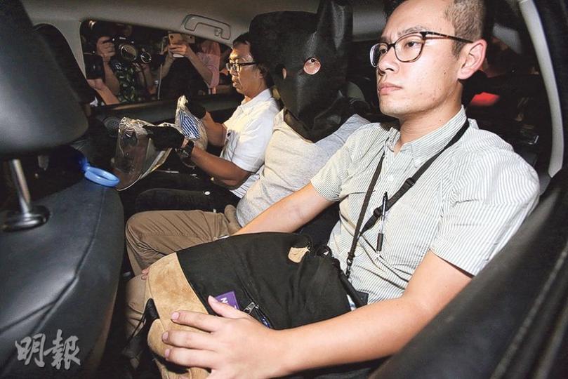 周日佐敦警員開槍阻止斬人一案,警方昨再拘捕3名涉案兇徒,昨晚分別將3人押返寓所搜查,再押返警署扣查。(伍浦鋒攝) 周日佐敦警員開槍阻止斬人一案,警方昨再拘捕3名涉案兇徒,昨晚分別將3人押返寓所搜查,再押返警署扣查。(伍浦鋒攝)