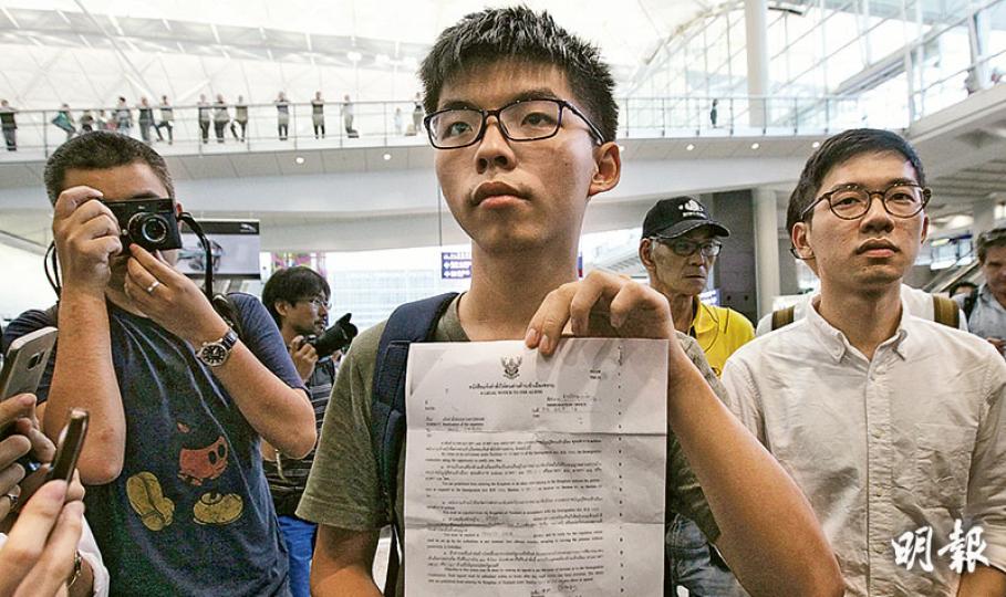 香港眾志秘書長黃之鋒(中)在泰國曼谷蘇萬那普國際機場的收押所被單獨拘留約12小時,他指泰國當局在羈留期間一直沒交代原因,至昨下午上機前才獲書面通知,指他違反當地入境條例。黃之鋒現為香港眾志主席、立法會議員羅冠聰(右)的助理,羅昨到香港機場迎接返港的黃之鋒。(李紹昌攝) 香港眾志秘書長黃之鋒(中)在泰國曼谷蘇萬那普國際機場的收押所被單獨拘留約12小時,他指泰國當局在羈留期間一直沒交代原因,至昨下午上機前才獲書面通知,指他違反當地入境條例。黃之鋒現為香港眾志主席、立法會議員羅冠聰(右)的助理,羅昨到香港機場迎接返港的黃之鋒。(李紹昌攝)