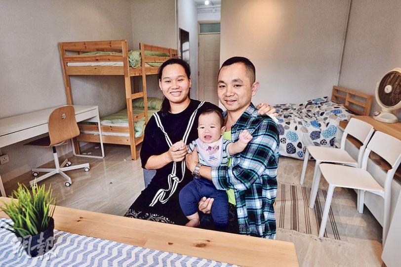 入住「深井光屋」1個月的楊太(左)說,很喜歡整個居住環境,空氣好之餘,亦有很多公共空間,不時可與鄰里交流,相信可為4個月大的兒子(中)和7歲的女兒提供良好的地方成長,右為其丈夫。(馮凱鍵攝)社會企業「要有光」向政府租用位於深井的前九龍紗廠眷屬宿舍,由慈善機構斥資逾2000萬元,將有50年樓齡的建築物活化為「光屋」。(馮凱鍵攝)位於深井的「深井光屋」為1960年代建築物,活化後仍保留其建築特色,留有不少空地、半露天走廊和露台(圖),「要有光」行政總裁余偉業希望為入住家庭提供聚腳點,建立鄰里關係。( 入住「深井光屋」1個月的楊太(左)說,很喜歡整個居住環境,空氣好之餘,亦有很多公共空間,不時可與鄰里交流,相信可為4個月大的兒子(中)和7歲的女兒提供良好的地方成長,右為其丈夫。(馮凱鍵攝)社會企業「要有光」向政府租用位於深井的前九龍紗廠眷屬宿舍,由慈善機構斥資逾2000萬元,將有50年樓齡的建築物活化為「光屋」。(馮凱鍵攝)位於深井的「深井光屋」為1960年代建築物,活化後仍保留其建築特色,留有不少空地、半露天走廊和露台(圖),「要有光」行政總裁余偉業希望為入住家庭提供聚腳點,建立鄰里關係。(