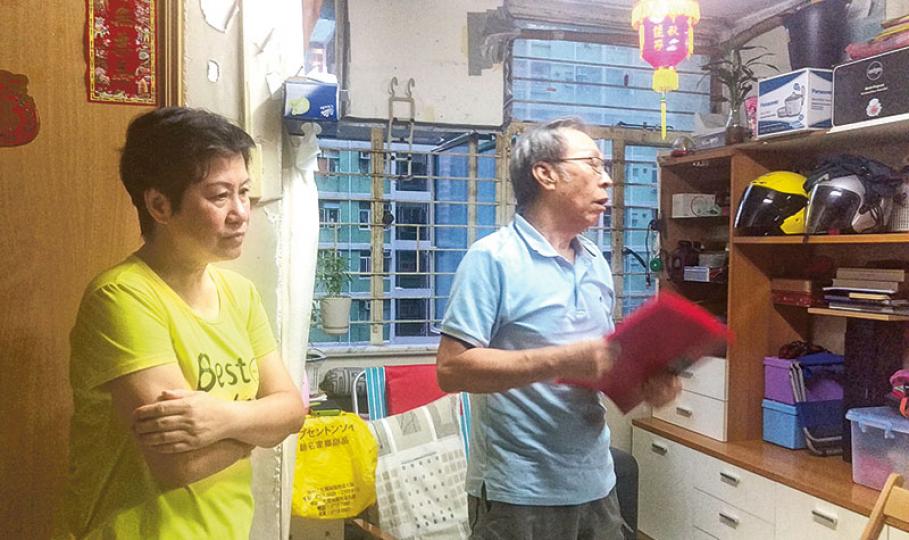 居於黃大仙下邨單位26年的黃志強(右)及彭偉珍(左)夫婦,遭女兒和女婿入稟要求遷出,並支付他們另行租住單位的20.3萬元租金。(陳柔雅攝)對於女兒指摘經常在家中點香,被女兒控告的黃志強表示自己「不嬲裝開香」,女兒若無法忍受,便不應買下其單位同住。(陳柔雅攝) 居於黃大仙下邨單位26年的黃志強(右)及彭偉珍(左)夫婦,遭女兒和女婿入稟要求遷出,並支付他們另行租住單位的20.3萬元租金。(陳柔雅攝)對於女兒指摘經常在家中點香,被女兒控告的黃志強表示自己「不嬲裝開香」,女兒若無法忍受,便不應買下其單位同住。(陳柔雅攝)