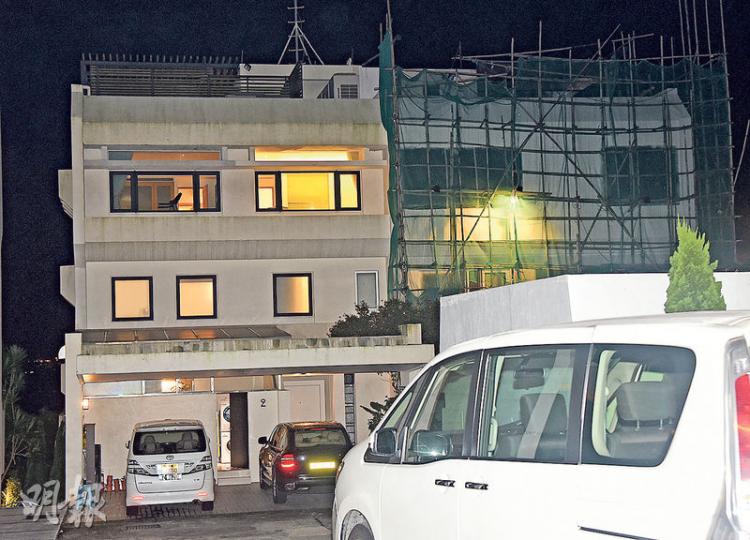 大潭道龜背灣2號獨立屋(圖左)前晚被爆竊。現場所見,隔壁的1號屋(圖右)正做裝修工程,外牆搭有棚架,警方不排除竊賊是從1號屋爬棚架到2號屋天台,再潛入屋內犯案。(蔡方山攝) 大潭道龜背灣2號獨立屋(圖左)前晚被爆竊。現場所見,隔壁的1號屋(圖右)正做裝修工程,外牆搭有棚架,警方不排除竊賊是從1號屋爬棚架到2號屋天台,再潛入屋內犯案。(蔡方山攝)