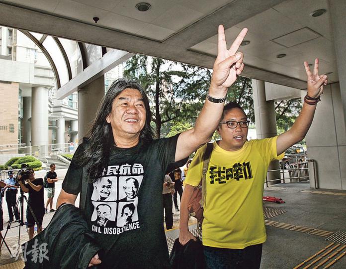 被告梁國雄(左)曾公開批評主審本案的署任主任裁判官杜浩成,梁的代表律師昨申請由另一裁判官審案被拒。右為另一被告譚得志。(李紹昌攝) 被告梁國雄(左)曾公開批評主審本案的署任主任裁判官杜浩成,梁的代表律師昨申請由另一裁判官審案被拒。右為另一被告譚得志。(李紹昌攝)