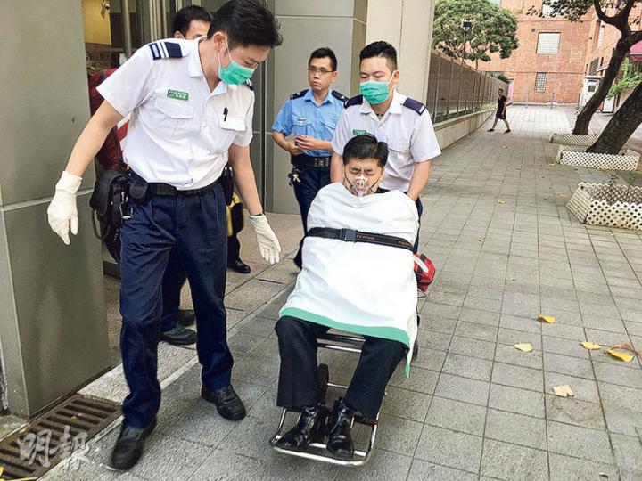 裁判官聽取案情後,慨嘆「何必淪落如此」,欲將被告楊嘉傑(坐輪椅者)還押候判,楊聞訊即暈倒,需送院治理。(黃文雋攝) 裁判官聽取案情後,慨嘆「何必淪落如此」,欲將被告楊嘉傑(坐輪椅者)還押候判,楊聞訊即暈倒,需送院治理。(黃文雋攝)