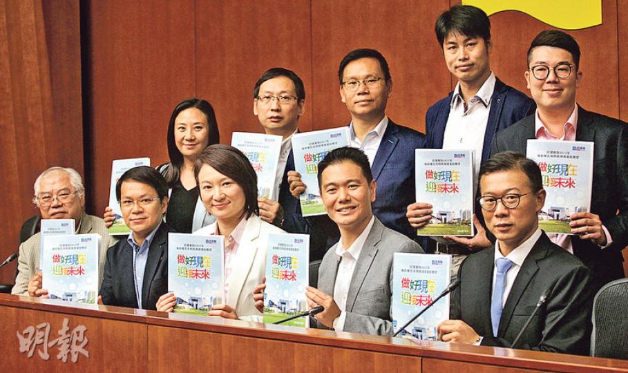 民建聯昨日與特首梁振英會面,提出對現屆政府最後一份施政報告及財政預算案的建議,該黨主席李慧琼(前排中)稱,會上並無討論特首人選問題。對於強積金對冲問題,她說感受到政府有決心處理。(李紹昌攝) 民建聯昨日與特首梁振英會面,提出對現屆政府最後一份施政報告及財政預算案的建議,該黨主席李慧琼(前排中)稱,會上並無討論特首人選問題。對於強積金對冲問題,她說感受到政府有決心處理。(李紹昌攝)