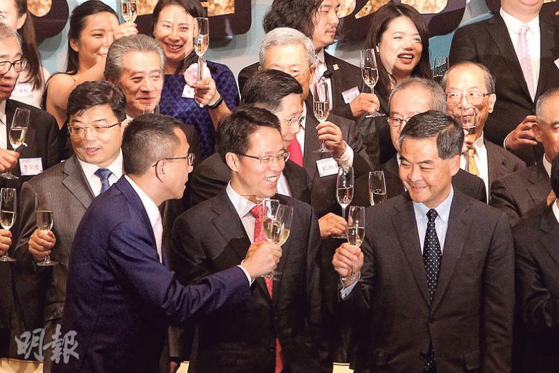 由富二代、建制二代等人士組成嘅香港菁英會,噚日喺會展舉行第9屆執委會就職典禮,由全國政協委員盧文端個仔盧金榮連任主席、莊士集團太子爺莊家彬擔任常務副主席,特首梁振英(前排右)、中聯辦主任張曉明(前排中)、以及多名高官、新任議員都係座上客。梁振英致辭時話,樂見青年熱心社會,歡迎對政府工作多提意見,又透露會出席今年尾嘅「青年高峰會議」,同青年交流,呼籲大家踴躍參與政府委員會及諮詢組織工作。祝酒儀式上發生小插曲,負責祝酒辭嘅嘉賓誤將「祖國」講成「祖腳」,引來全場笑聲。(曾憲宗攝) 由富二代、建制二代等人士組成嘅香港菁英會,噚日喺會展舉行第9屆執委會就職典禮,由全國政協委員盧文端個仔盧金榮連任主席、莊士集團太子爺莊家彬擔任常務副主席,特首梁振英(前排右)、中聯辦主任張曉明(前排中)、以及多名高官、新任議員都係座上客。梁振英致辭時話,樂見青年熱心社會,歡迎對政府工作多提意見,又透露會出席今年尾嘅「青年高峰會議」,同青年交流,呼籲大家踴躍參與政府委員會及諮詢組織工作。祝酒儀式上發生小插曲,負責祝酒辭嘅嘉賓誤將「祖國」講成「祖腳」,引來全場笑聲。(曾憲宗攝)