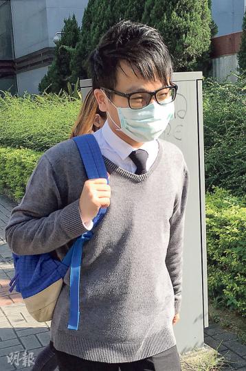 港大歷史系二年級生吳卓恒被指在今年初旺角衝突當日,在旺角遭警員截停搜出萬用刀、摺鉗和摺刀,裁判官昨認為其解釋有憑有據,裁定罪名不成立。(黃文雋攝) 港大歷史系二年級生吳卓恒被指在今年初旺角衝突當日,在旺角遭警員截停搜出萬用刀、摺鉗和摺刀,裁判官昨認為其解釋有憑有據,裁定罪名不成立。(黃文雋攝)