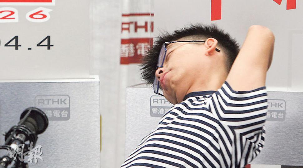 香港眾志秘書長黃之鋒(圖)昨早出席兩個電台節目詳述被泰國當局拘留一事。黃之鋒返港後曾在facebook表示感到疲累,他昨在港台節目上稍伸懶腰休息。(曾憲宗攝) 香港眾志秘書長黃之鋒(圖)昨早出席兩個電台節目詳述被泰國當局拘留一事。黃之鋒返港後曾在facebook表示感到疲累,他昨在港台節目上稍伸懶腰休息。(曾憲宗攝)