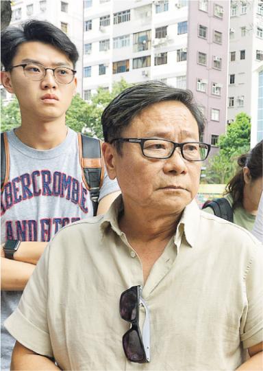 到庭聽審的前立法會議員黃毓民(前)在庭外斥裁決荒謬,擔心香港會出現更多年輕政治犯。(鄧宗弘攝) 到庭聽審的前立法會議員黃毓民(前)在庭外斥裁決荒謬,擔心香港會出現更多年輕政治犯。(鄧宗弘攝)