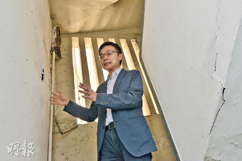 市建局為九龍城春田街/崇志街項目推出「一次性特別維修方案」,高級經理(樓宇維修)李偉峰指出,首個受惠個案是圖中的鶴園街2至4號唐樓,內裏的公眾地方經勘察後,發現樓梯批盪剝落,稍後將作修補,另外兩宗申請涉及私人單位及地舖。(黃志東攝) 市建局為九龍城春田街/崇志街項目推出「一次性特別維修方案」,高級經理(樓宇維修)李偉峰指出,首個受惠個案是圖中的鶴園街2至4號唐樓,內裏的公眾地方經勘察後,發現樓梯批盪剝落,稍後將作修補,另外兩宗申請涉及私人單位及地舖。(黃志東攝)