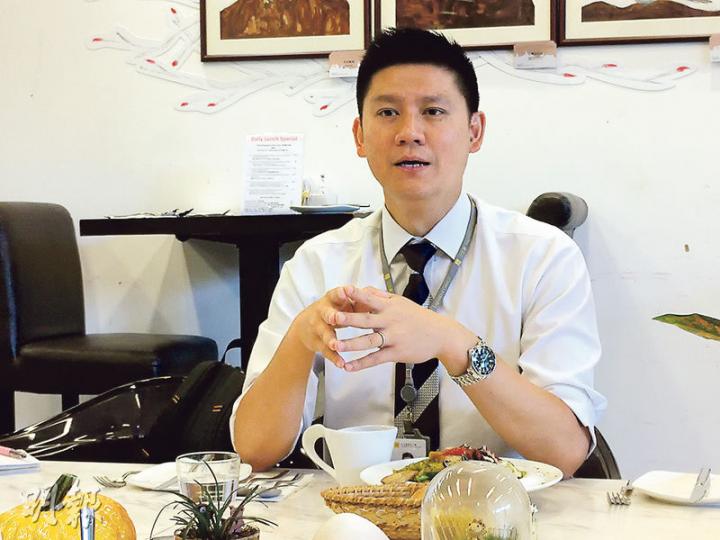 公民黨議員譚文豪因為向立法會申報有5個本港、內地或海外物業,被記者笑指「泛民樓王」,佢話啲物業係自住、低價買入或者係同親友合資嘅。(梁智康攝) 公民黨議員譚文豪因為向立法會申報有5個本港、內地或海外物業,被記者笑指「泛民樓王」,佢話啲物業係自住、低價買入或者係同親友合資嘅。(梁智康攝)