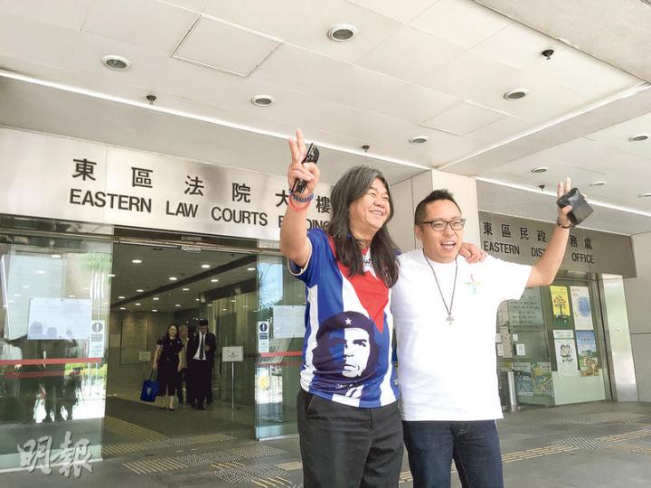 立法會議員梁國雄(左)及人民力量成員「快必」譚得志涉妨礙辯論比賽案,昨在東區法院續審,控方投訴譚在庭上提及「睇AV」,認為其說話「不堪入耳」。(梁嘉怡攝)大律師公會前主席石永泰去年擔任辯論賽評判,他表示當時已預料有人會向林鄭月娥示威,但當日示威者「過咗少少界」。(李紹昌攝) 立法會議員梁國雄(左)及人民力量成員「快必」譚得志涉妨礙辯論比賽案,昨在東區法院續審,控方投訴譚在庭上提及「睇AV」,認為其說話「不堪入耳」。(梁嘉怡攝)大律師公會前主席石永泰去年擔任辯論賽評判,他表示當時已預料有人會向林鄭月娥示威,但當日示威者「過咗少少界」。(李紹昌攝)
