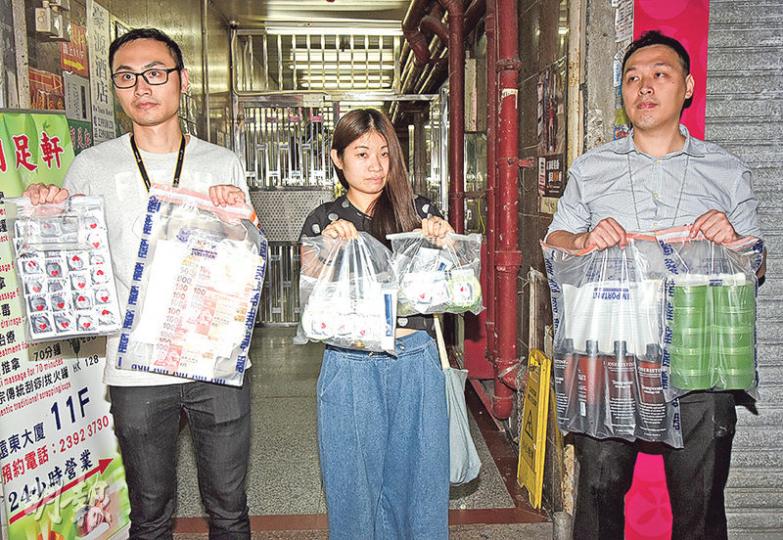 警方在旺角搗破涉色情活動的男同志按摩店,並檢走一批證物,包括安全套、潤滑劑及現金等。(蔡方山攝) 警方在旺角搗破涉色情活動的男同志按摩店,並檢走一批證物,包括安全套、潤滑劑及現金等。(蔡方山攝)