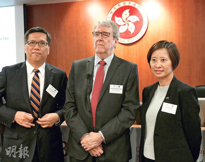 中大法律學院院長Christopher Gane(中)說,法律博士(JD)學生有約三成為BBA畢業生,認為將兩課程整合可為學生提供更多發展機會。中大BBA畢業生、花旗銀行香港區總經理伍燕儀(右)亦說,商業環境愈來愈複雜,業界需熟悉法律的商業人才,以維持高道德水平及確保公司的形象。圖左為中大商學院院長陳家樂。(李紹昌攝) 中大法律學院院長Christopher Gane(中)說,法律博士(JD)學生有約三成為BBA畢業生,認為將兩課程整合可為學生提供更多發展機會。中大BBA畢業生、花旗銀行香港區總經理伍燕儀(右)亦說,商業環境愈來愈複雜,業界需熟悉法律的商業人才,以維持高道德水平及確保公司的形象。圖左為中大商學院院長陳家樂。(李紹昌攝)