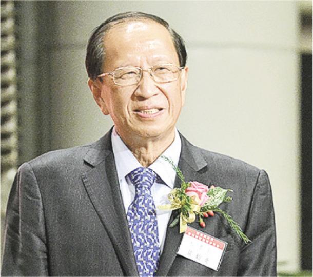 體育界昨晚舉行慶祝國慶聯歡晚會,足總副主席貝鈞奇表示,打假波是不道德行為,事件對球圈而言是「負面消息」。(鄧宗弘攝)飛馬足球隊昨晨在青衣東北公園訓練,涉案的3名現役飛馬球員及1名職員都沒有現身,總領隊文彼得(右二)稱他們日前以私人理由請假。惟當廉署在下午發稿證實已拘捕6人後,飛馬宣布會暫停涉事職球員所有職務。(卓志恒攝) 體育界昨晚舉行慶祝國慶聯歡晚會,足總副主席貝鈞奇表示,打假波是不道德行為,事件對球圈而言是「負面消息」。(鄧宗弘攝)飛馬足球隊昨晨在青衣東北公園訓練,涉案的3名現役飛馬球員及1名職員都沒有現身,總領隊文彼得(右二)稱他們日前以私人理由請假。惟當廉署在下午發稿證實已拘捕6人後,飛馬宣布會暫停涉事職球員所有職務。(卓志恒攝)
