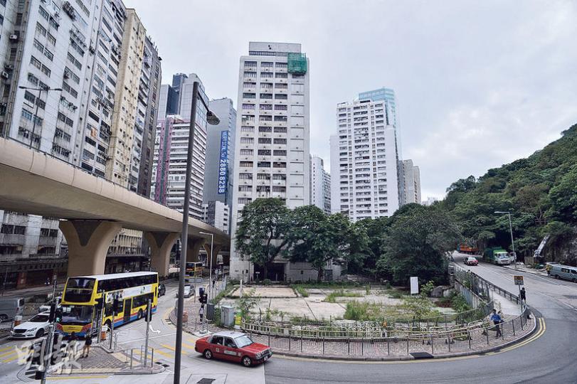 港鐵南港島線快將通車,帶動黃竹坑商貿官地大收24份標書,除多家發展商入標外,亦有多組財團遞交標書,創政府推售商貿官地標書新高。(蘇智鑫攝) 港鐵南港島線快將通車,帶動黃竹坑商貿官地大收24份標書,除多家發展商入標外,亦有多組財團遞交標書,創政府推售商貿官地標書新高。(蘇智鑫攝)