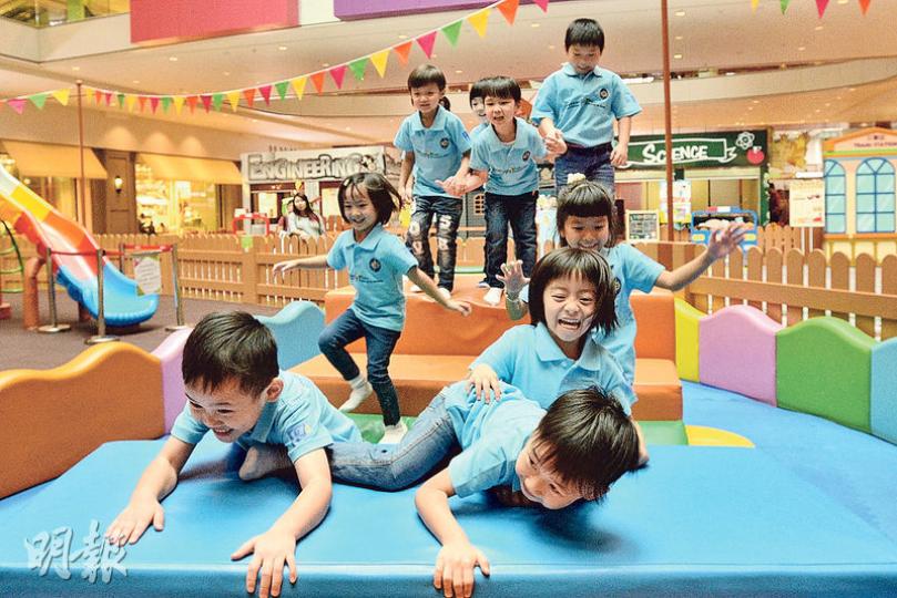 中國香港體適力總會昨公布調查報告,指部分學童在假日的活動量比上學日還少,香港教育大學利定昌健康學講座教授鍾慧儀認為,家長應在假日時至少帶子女外出活動一至兩小時,讓子女伸展筋骨,健康成長。(楊柏賢攝) 中國香港體適力總會昨公布調查報告,指部分學童在假日的活動量比上學日還少,香港教育大學利定昌健康學講座教授鍾慧儀認為,家長應在假日時至少帶子女外出活動一至兩小時,讓子女伸展筋骨,健康成長。(楊柏賢攝)