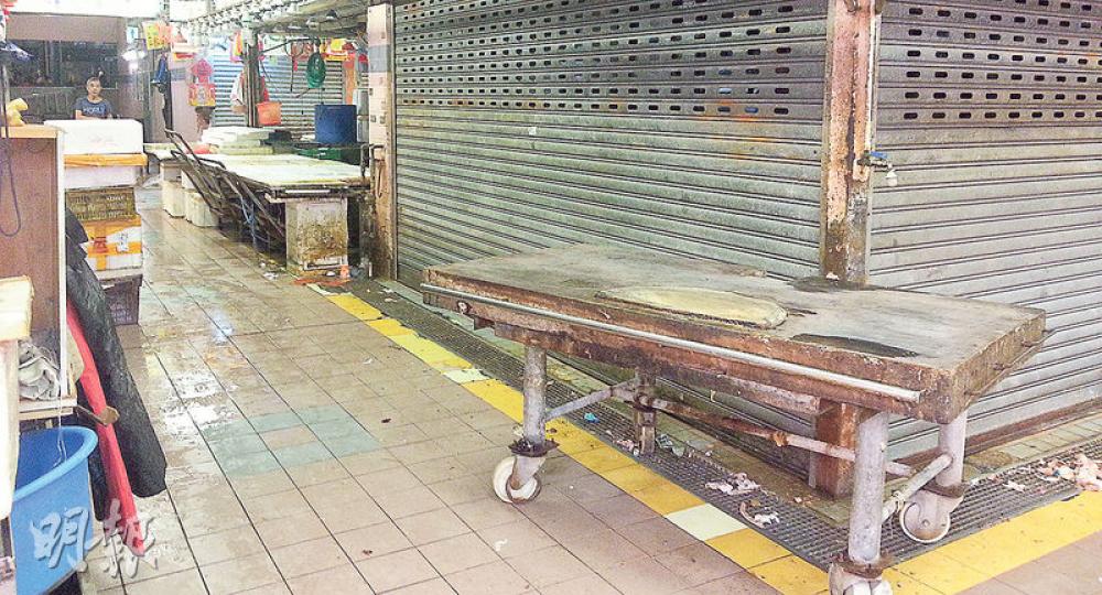 記者昨傍晚到西環士美非路街市,見有「老鼠開餐」的豬肉檔已收舖,附近地面散落無人清理的肉碎。(衛永康攝) 記者昨傍晚到西環士美非路街市,見有「老鼠開餐」的豬肉檔已收舖,附近地面散落無人清理的肉碎。(衛永康攝)