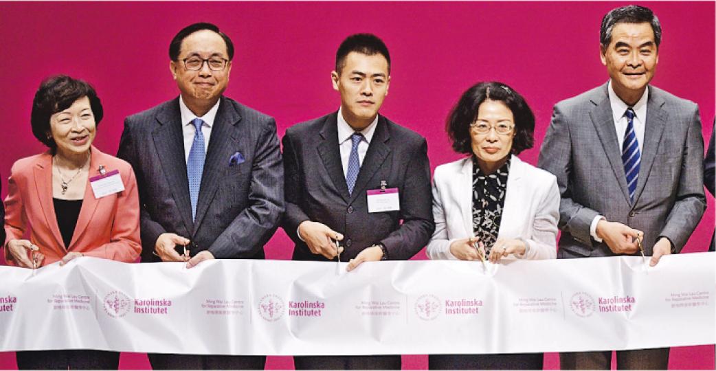 瑞典卡羅琳醫學院首個海外分支「劉鳴煒復修醫學中心」落戶本港科學園第三期,並在昨日舉行開幕禮,香港科技園公司董事局主席羅范椒芬(左起)、創科局長楊偉雄、捐款者兼華人置業主席劉鳴煒、外交部駐港副特派員佟曉玲、特首梁振英均有出席。(蘇智鑫攝) 瑞典卡羅琳醫學院首個海外分支「劉鳴煒復修醫學中心」落戶本港科學園第三期,並在昨日舉行開幕禮,香港科技園公司董事局主席羅范椒芬(左起)、創科局長楊偉雄、捐款者兼華人置業主席劉鳴煒、外交部駐港副特派員佟曉玲、特首梁振英均有出席。(蘇智鑫攝)
